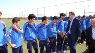 Güvenç, Şampiyon Takımlara Kupa ve Madalyalarını Verdi