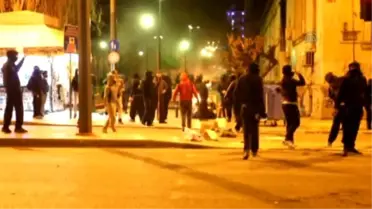 Açlık Grevindeki Hükümlülere Destek Gösterisinde İki Araç Yakıldı