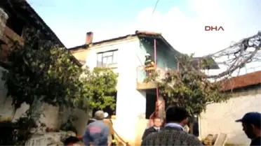 Germencik İki Kat Ahşap Ev Yangında Küle Döndü