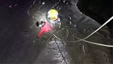 Genç Kızlar Nehre Atlayıp 'Kimi Seviyorsan Onu Kurtar' Dedi