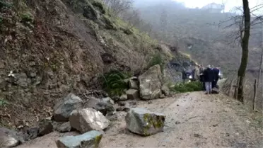 Yamaçtan Kopan Kaya Parçaları Yolu Kapattı