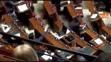 İtalya'da Kol Saatli Yolsuzluk Skandalında Adı Geçen Bakan İstifa Etti