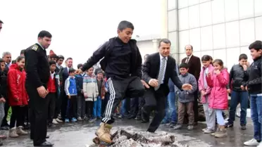 Vali Çelik, Nevruz Ateşinin Üzerinden Atladı