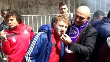 Maça Sucuk Yiyerek Çıktılar