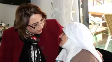 Aydın'da Öğretmen ve Öğrenciler Yaşlıların Gönlünü Aldı