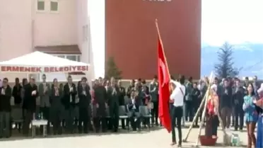 Bayrak Geçişinde Ayağa Kalkmayan Milli Eğitim Müdürünün 'Başı Dönmüş'