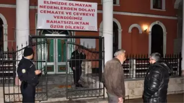 Tarihi Camide Bu Kez Yapıştırıcı Krizi