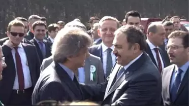Bakan Eroğlu, Önce Fidan Dikti Sonra Ateşin Üzerinden Atladı
