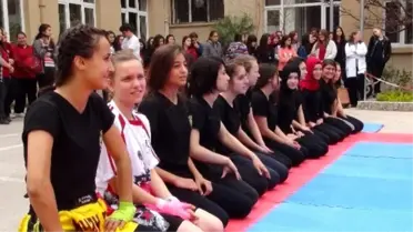 Liseli Kızlardan Erkeklere Gözdağı