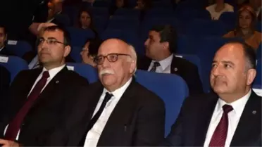 Bugünkü Yükseköğretim Elbisesi Bu Bedene Uymuyor