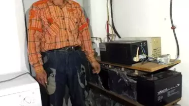 Güneş Paneli ve Rüzgar Gülü ile Kendi Elektriğini Üretiyor