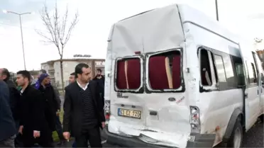 Öğretmen Servisi ile TIR Çarpıştı: 10 Yaralı