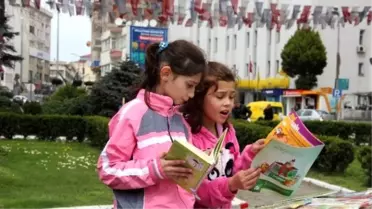 Şehir Meydanında Kitap Okudular