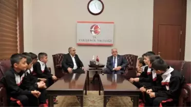 Belçika Yolcusu Emirdağsporlu Futbolculardan Vali Tuna'ya Ziyaret