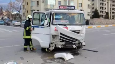 Yolcu Minibüsü Ambulansa Çarptı: 3 Yaralı