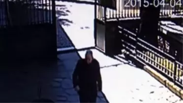 Denediği Ayakkabılardan Beğendiğini Giyip Camiden Ayrıldı