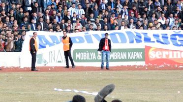 Kaleciye Saldırmak İsteyen Taraftarlara Ceza Yağdı