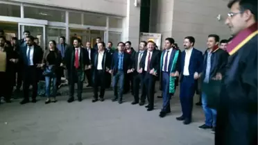 Van'daki Avukatlar X-Ray Cihazından Geçmeyi Reddedip Eylem Yaptı