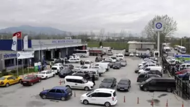 Tüvtürk'te İşçiler İşten Çıkartılınca Uzun Araç Kuyrukları Oluştu