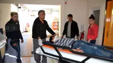 Kamyonet ile Otomobil Çarpıştı: 3 Yaralı