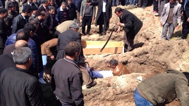 Evlerinde Ölü Bulunan Aynı Aileden 8 Kişi, Yan Yana Toprağa Verildi