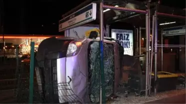 Merter'de Otomobil Metrobüs Durağına Girdi: 4 Yaralı