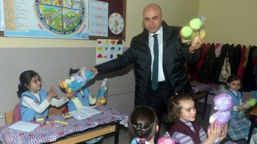 Öğrenciler ve Eğitimciler Onu Çok Seviyor