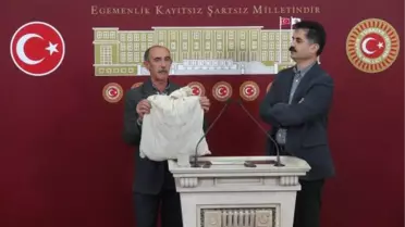 Oğlunun Kıyafetleriyle Basın Toplantısı Yaptı