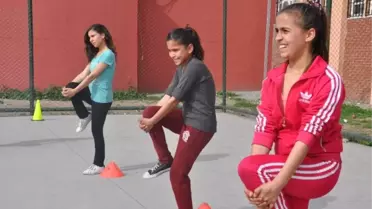 Yıldız Kızlar Futbol Takımı, Erkeklere Meydan Okudu