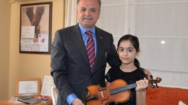 Cumhurbaşkanı Erdoğan, Minik Kemancı Laçin'e Keman Gönderdi