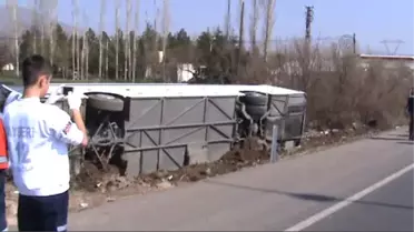 Turistleri Taşıyan Otobüs Devrildi: 14 Yaralı