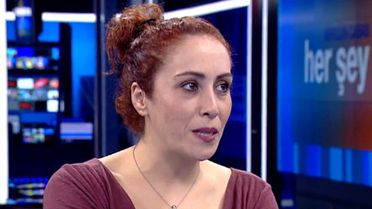 Yelda Uğurlu kimdir ? Türkçe Siri'nin sesi Uğurlu