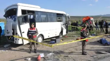 Kamyon İnfaz Koruma Memurlarını Taşıyan Midibüse Arkadan Çarptı: 1 Ölü, 9 Yaralı