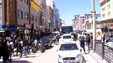AK Parti'nin Seçim Otobüsüne Yumurtalı, Taşlı Saldırı