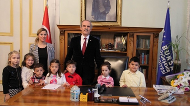 Başkanın Koltuğuna Oturan Minik Kız, Park ve Spor Alanı İstedi