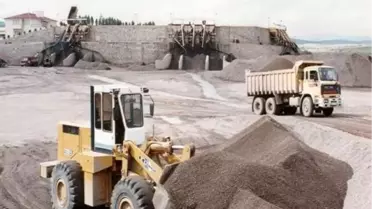 Üzerine Boşaltılan Kumun Altında Kaldı