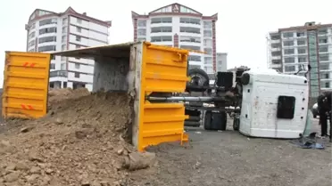 Yükünü Boşaltmaya Çalışan Kamyon Devrildi: 2 Yaralı
