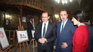 Bayburt Anadolu İmam Hatip Lisesi Ebru ve Hat Sanatı Sergisi Açtı