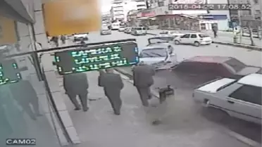 Kadın Sürücü Park Halindeki 3 Araca Çarptı: 4 Yaralı