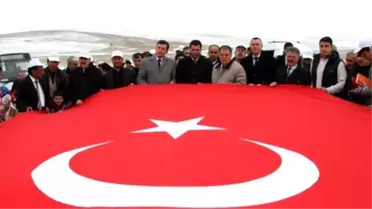 Ermeni Katliamına Kurban Gidenler İçin Kar Altında Fidan Diktiler