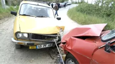 Demirci'de Trafik Kazası: 5 Yaralı