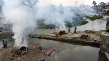 Nepal'de Cesetleri Yakmaya Başladılar