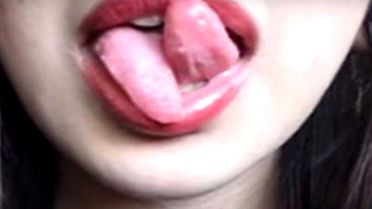 Yılan Dilli Kızın Videosu Fenomen Oldu