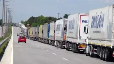 Bulgaristan 'Rüşvet Operasyonu' Yaptı, Türk Kapılarında Tır Kuyruğu Oluştu
