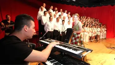 Koristlerden Kıskandıran Performans