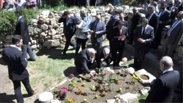 Bakan Avcı, Yunus Emre'nin Kabrine Gül Suyu Döktü