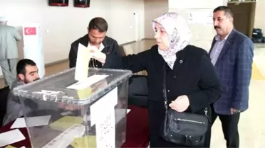 Elazığ Havalimanı'nda Oy Kullanımı Başladı