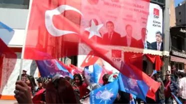 Ak Partili Milletvekili Adayları CHP'lilere Karanfil Verdi