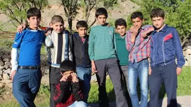 Badem Toplayarak Okul İhtiyaçlarını Gideriyorlar