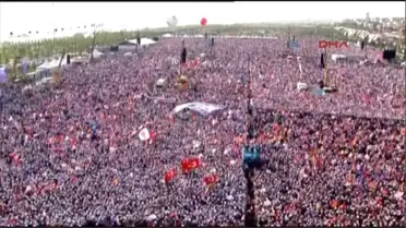 2 Davutoğlu: 'Ya Türkiye Dimdik Yoluna Devam Edecek ya da Dörtlü Çete Türkiye'yi Eğip Bükecek'